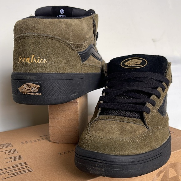 Vans Men’s Zahba Mid
Beatrice Domond Dark Olive
VN000CBSDOL
Sneakers - Picture 9 of 16